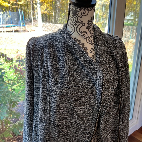 Pre-loved Banana Republic crop tweed jacket. Black and gray shimmery material. - Picture 13 of 14